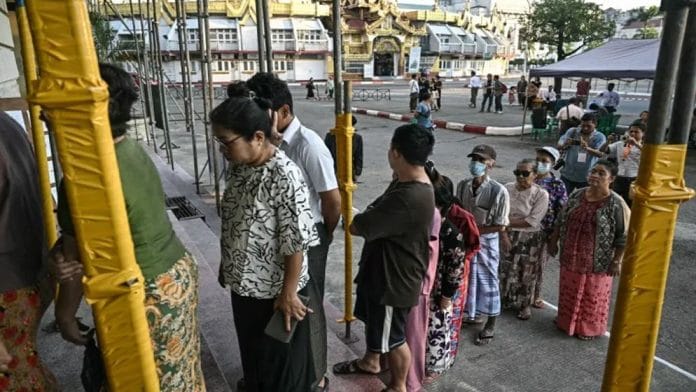রোববার স্থানীয় সময় সকাল ৬ টা থেকে শুরু হয়েছে ভোটগ্রহণ। ছবি: সংগৃহীত